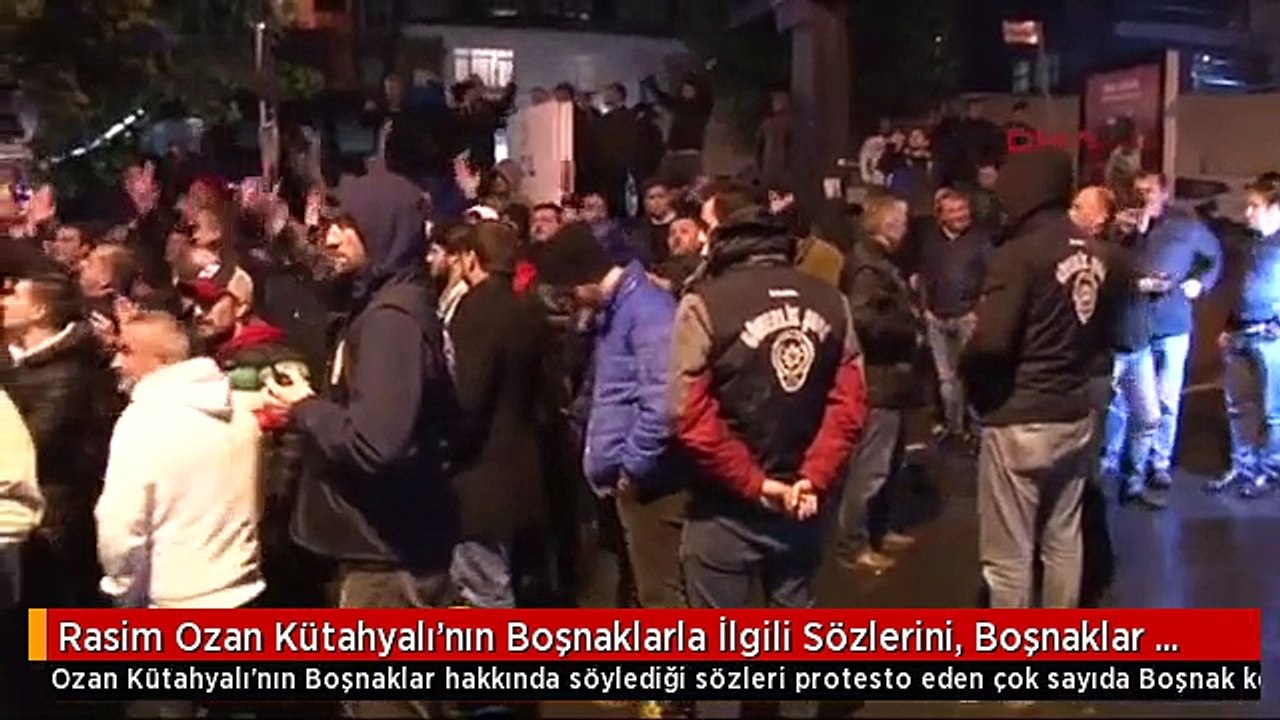 Rasim Ozan Kütahyalı'nın Boşnaklarla İlgili Sözlerini, Boşnaklar Beyaz TV Önünde Protesto Etti