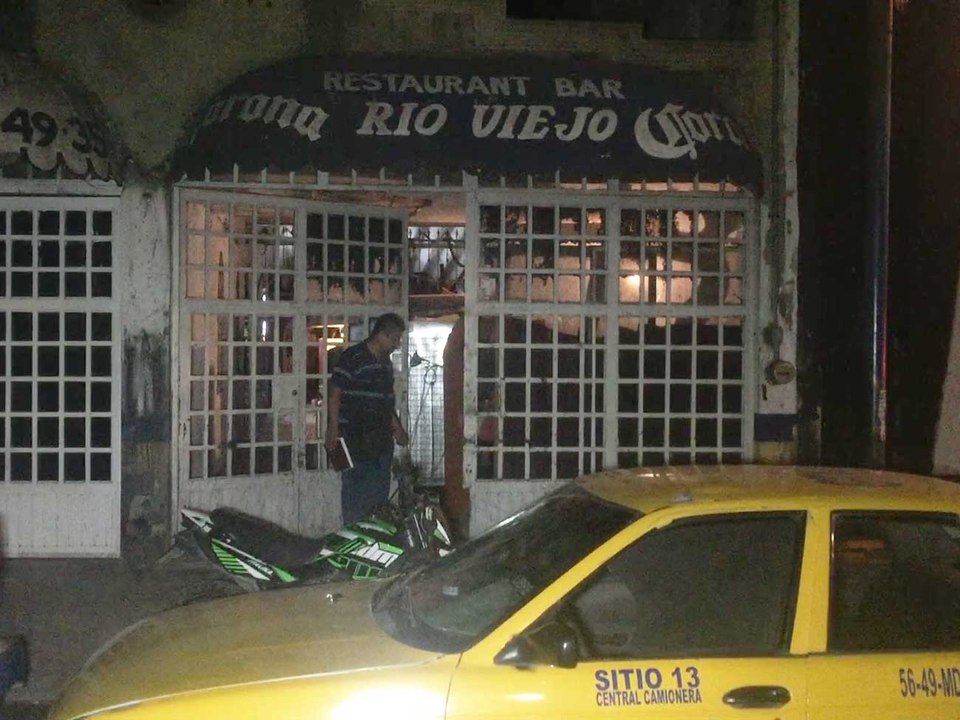 Acribilla grupo armado a 6 personas dentro de bar de Tepic