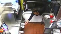‘Hamburladrona’: mujer roba hamburguesas y gaseosas en una cadena de comida rápida