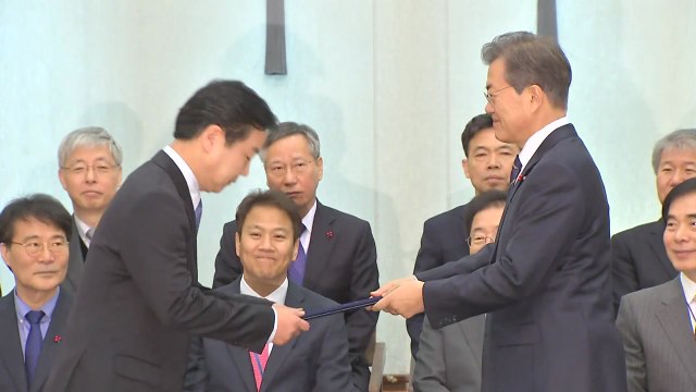 문재인 대통령, 홍종학 중기부 장관 임명...195일 만에 1기 내각 구성 완료 / YTN