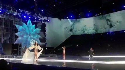 Ming xi falls at Victoria Secrets show 2017 Shanghai #vs2017