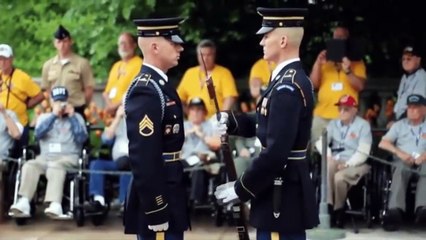 Parodie de l'inspection de fusil lors de la relève de la garde avec une bande son complètement personnalisé !