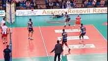 Trener rzuca piłka we własnego zawodnika