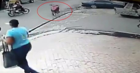 Sürücüsüz Motosiklet Yolda Yürüyen Kadına Çarptı