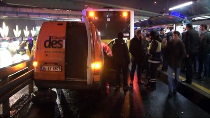 Metrobüs Yolunda Feci Kaza!