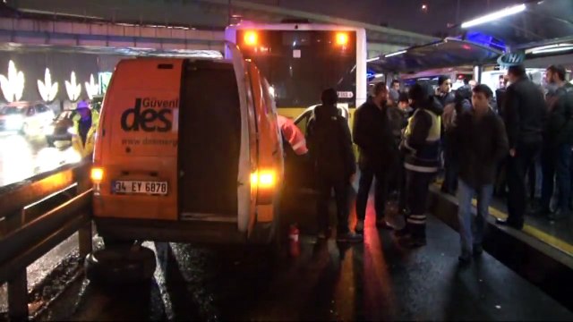 Metrobüs Yolunda Feci Kaza!