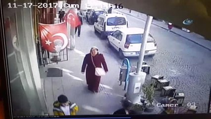 Türk Bayrağı'nı Öpmeden Okula Gitmiyorlar