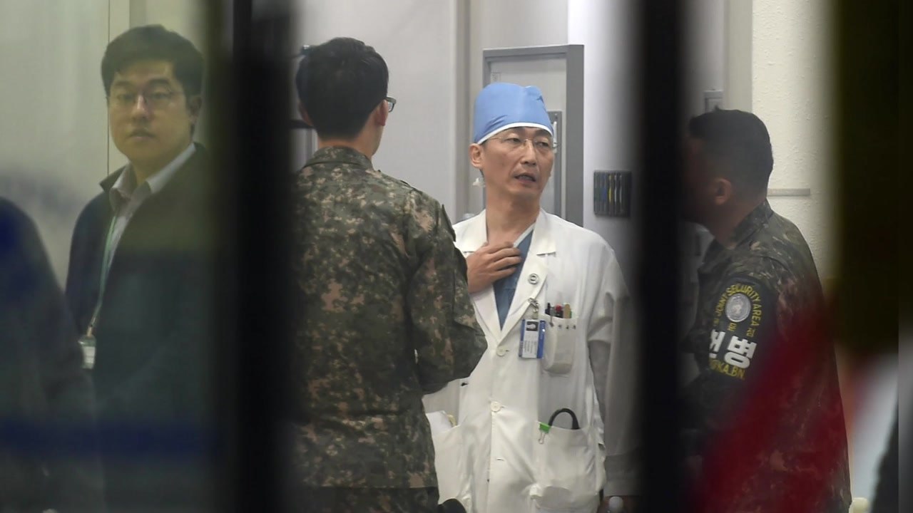 JSA 귀순 병사, 드디어 눈 떴다 / YTN