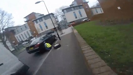 Un cycliste percute un gars qui changeait la roue de sa voiture.