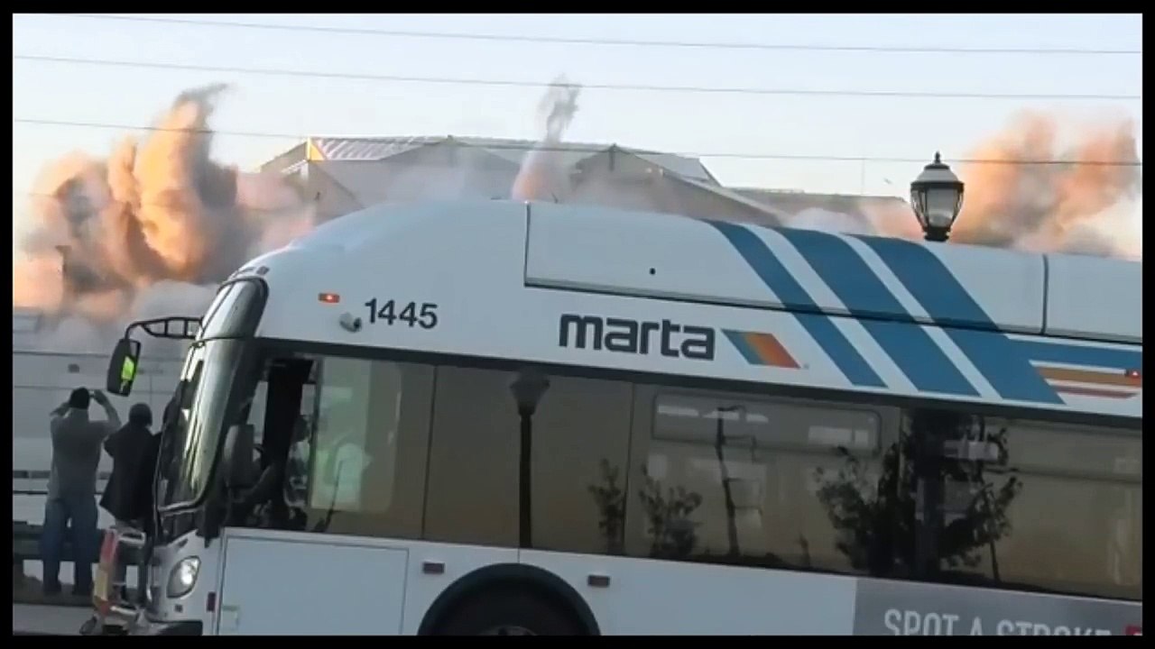 L'effondrement du Georgia Dome raté par ce caméraman à cause d'un bus