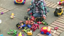 Brinquedos ‘protestam’ contra abuso sexual infantil