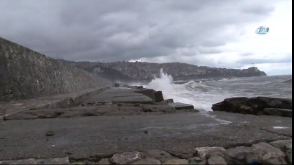 Zonguldak'ta Dev Dalgalar 7 Metrelik Duvarı Aştı