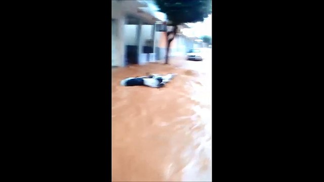 Chuva forte alaga ruas de Alegre
