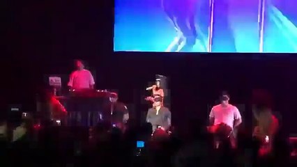 En plein concert, Ashanti s'emporte contre un fan - Regardez