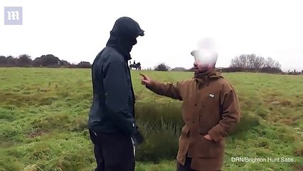 Une cavalière s’en prend violemment à un manifestant anti-chasse en lui assénant 17 coups de cravache