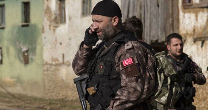 Arka Sokaklar'ın 'Mesut Komiser'i Şevket Çoruh, Özge Turna'ya Evlenme Teklifi Etti