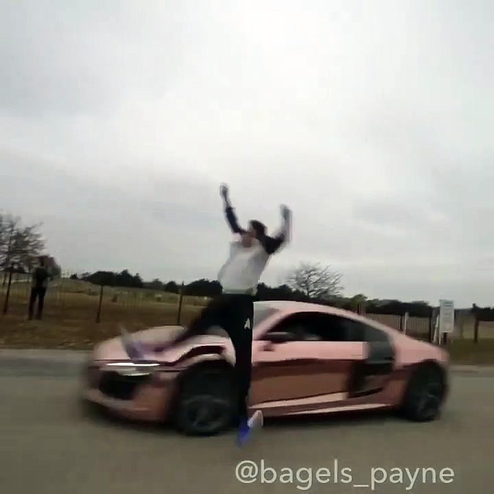 Il s'envole dans les airs après avoir été percuté par une Audi R8 !