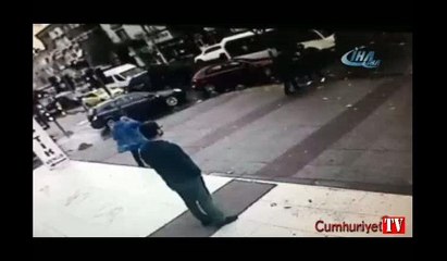 Yaşlı adamın önce arabasına vurdular sonra demir zincirle dövdüler