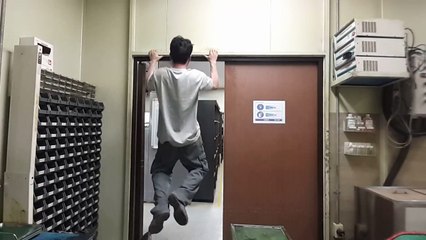 39살 문틀잡고 풀업 pull up 턱걸이 17개