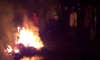 Mahasiswa Unair Blokir Jalan Tolak Penggusuran  PKL