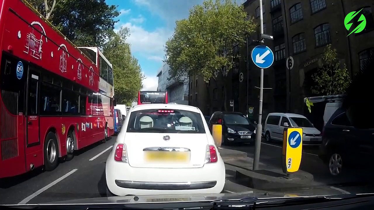 Sale journée pour ce motard qui séclate au sol en freinant !