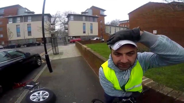 Un cycliste percute un homme qui devient complètement fou
