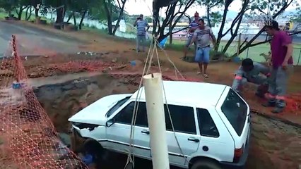 Carro cai em buraco aberto pela CESAN