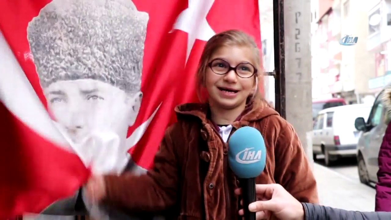 Her Gün Okula Gidip Gelirken Bayrağı Öpen Çocuklar Konuştu