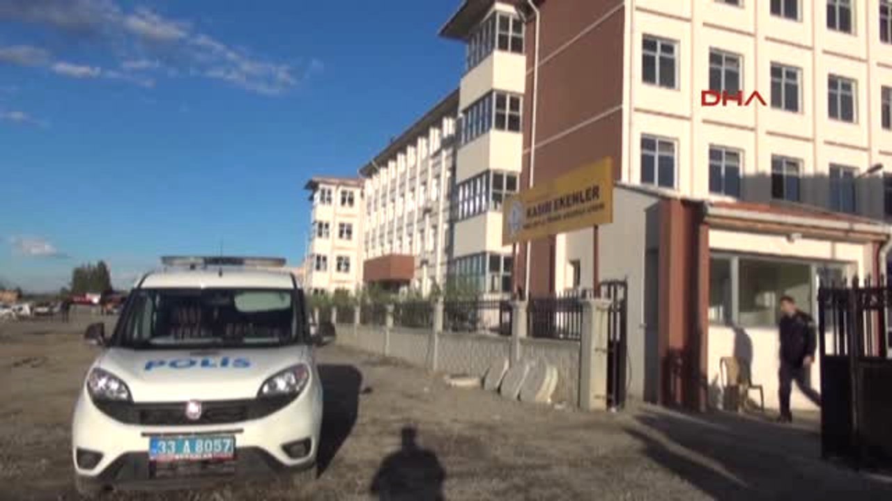 Mersintarsus'ta Okul Önünde Bıçaklı Kavga 1 Öğrenci Ölü,2 Öğrenci Yaralı