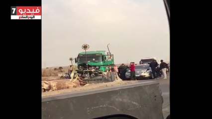 مقطورة تدهس سيارتين بالحاجز الخرسانى بطريق الأوتوستراد