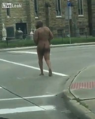 Il rentre chez lui sans vêtements après une grosse soirée..