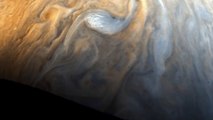 Survol impressionnant de Jupiter par la sonde Juno !
