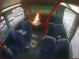 Ce jeune lance un incendie à l'arrière d'un bus à double étage à Londres