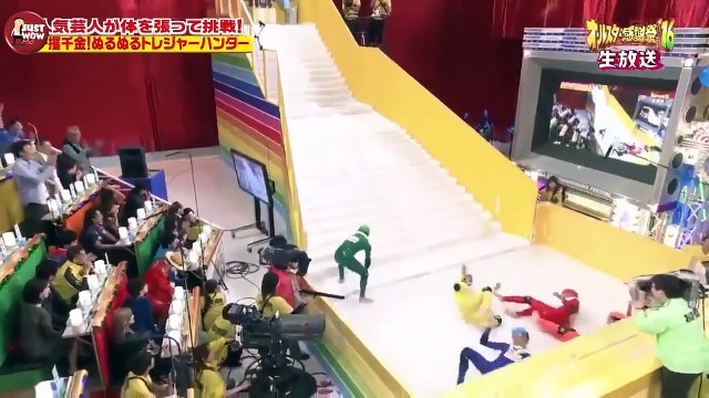 Jeu TV Japonais hilarant : escalader un escalier huilé ! IMPOSSIBLE