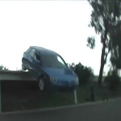 Saut d'une voiture juste après un skateur affolé d'une route sans fin !