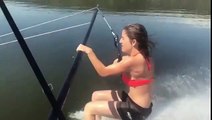 Elle tente un truc en ski nautique... et se déboite dans l'eau en pleine face !
