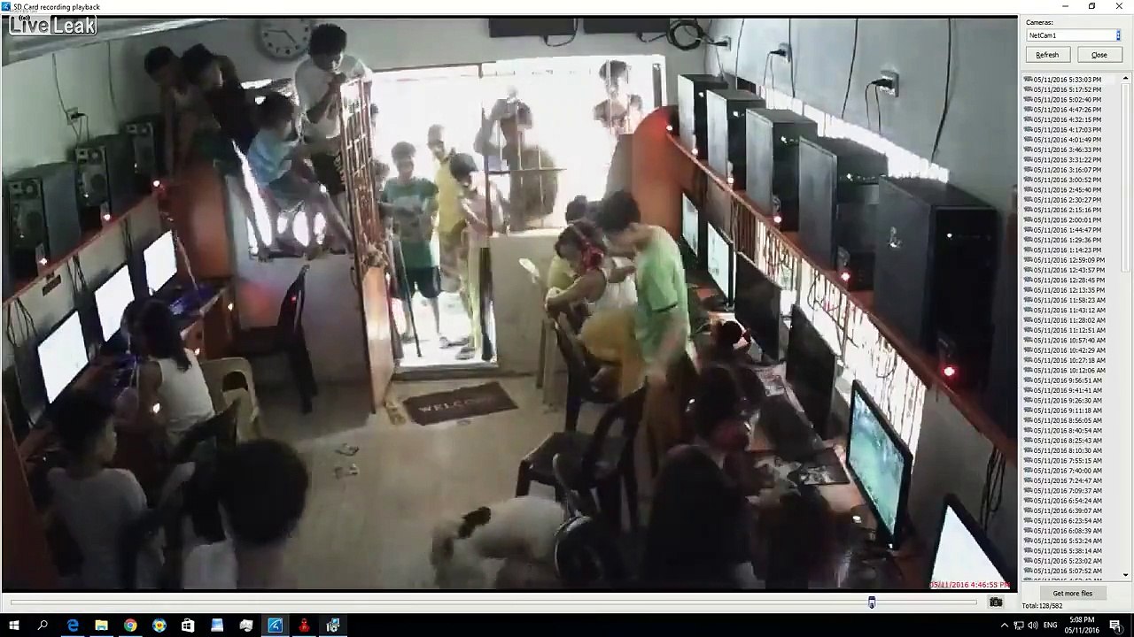 2 chiens se bouffent et effraient des geeks dans un cyber café au Vietnam