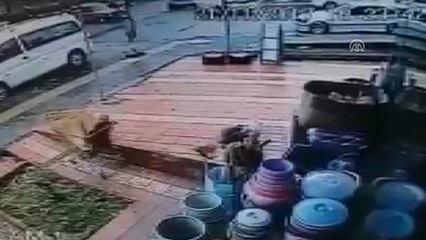 Başkentte Otomobil Kasap Dükkanına Girdi: 1 Yaralı