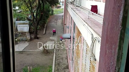 Fëmijët që puthen në buzë në mes të Durrësit, një vogëlushe bën rojë (Video)