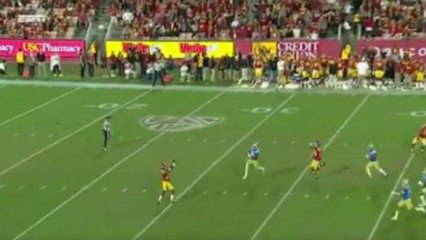 Un joueur de foot US fait semblant de rattraper le ballon