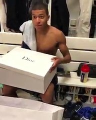 Thiago Silva offre un masque de Tortue Ninja à Kylian Mbappé