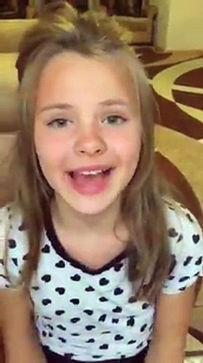 فتاة أكرانية تشاركم فرحتها بحفظ آيات جديدة من كتاب