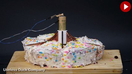 Doğum günü pastasını kesmek için 'bomba' çözüm