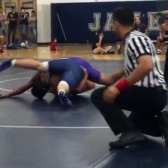 Un arbitre de lutte au coeur de l'action (Texas)