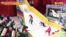 Le jeu TV japonais où des candidats doivent monter un escalier très glissant