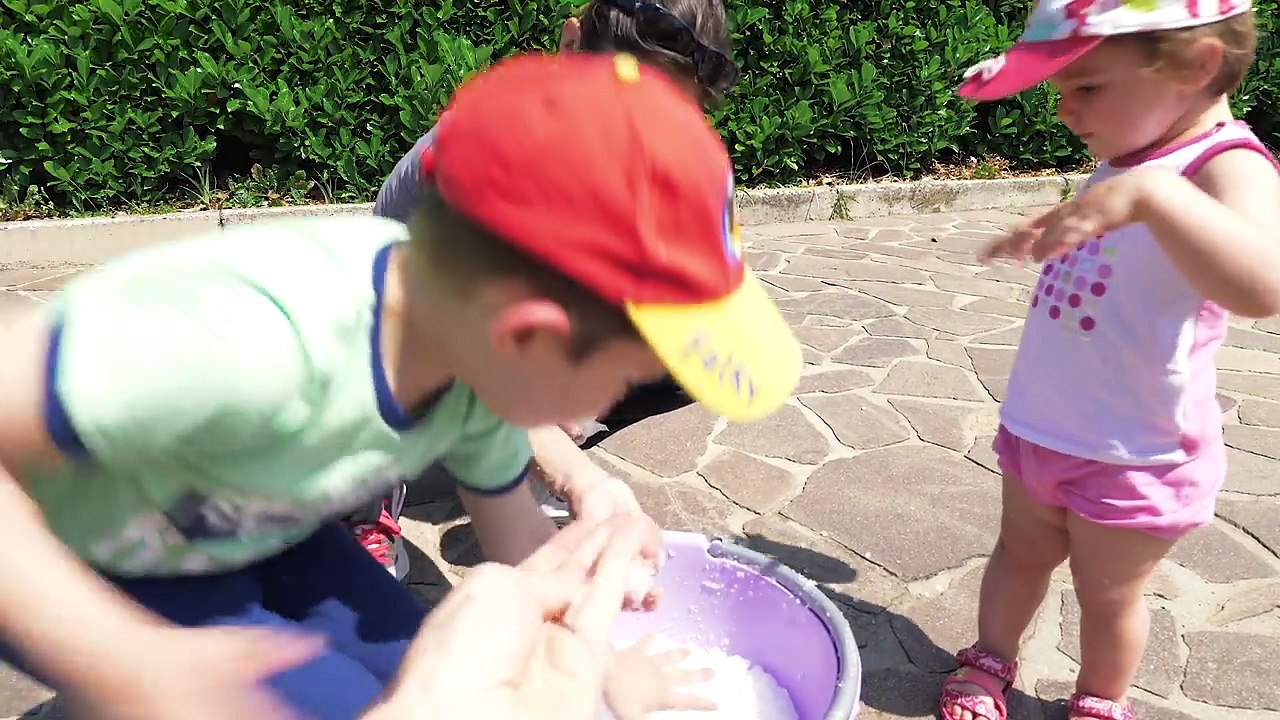 BATTAGLIA a PALLE DI NEVE IN ESTATE con lINCREDIBILE Gelli Snow