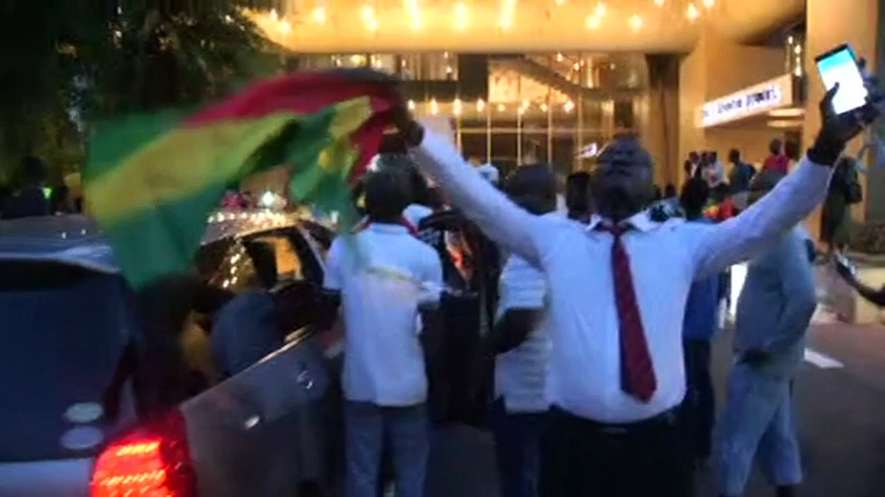 Multidão comemora renúncia de Mugabe