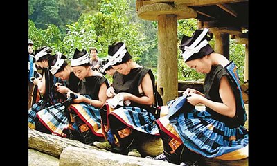 為何這民族的女孩 身上只披一塊布？