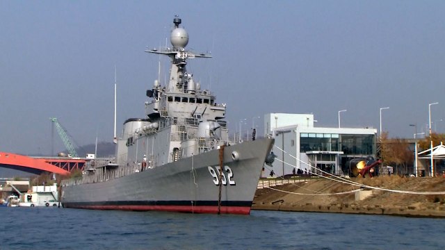 한강에 뜬 전투함...서울함 공원 개장 / YTN