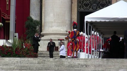 El Papa Francisco consagra el cuerpo y la sangre de Cristo.
